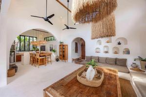 Χώρος καθιστικού στο Villa Mimpikita - Stunning Ibiza-Inspired Villa Near Umalas with Private Pool