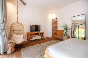 Μια τηλεόραση ή/και κέντρο ψυχαγωγίας στο Villa Mimpikita - Stunning Ibiza-Inspired Villa Near Umalas with Private Pool