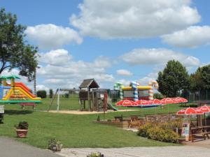 Ο χώρος παιχνιδιού για παιδιά στο Gîte 85m² avec Terrasse, Cuisine équipée pour 8 pers. - API-1-52-1028