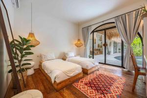 Ένα ή περισσότερα κρεβάτια σε δωμάτιο στο Villa Mimpikita - Stunning Ibiza-Inspired Villa Near Umalas with Private Pool +52 φωτογραφίες