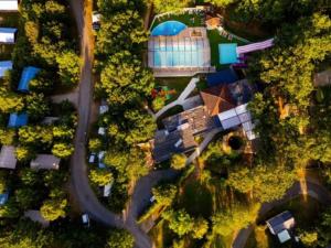 Πισίνα στο ή κοντά στο Mobil-home confortable avec terrasse pour 5 personnes - API-1-52-1020