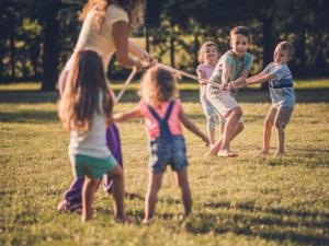 un grupo de niños jugando en un campo en Mobil-home PMR avec Terrasse à Hyères - API-1-52-1030, en La Decapris