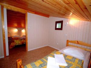 Maison 45m², Terrasse, Pour 6 Personnes - API-1-52-1033 في Saint-Rome-de-Tarn: غرفة نوم بها سرير في الغرفة