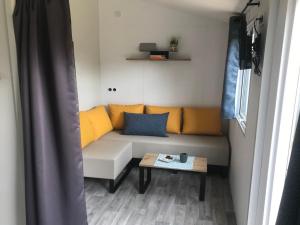 Posezení v ubytování Mobil-home avec terrasse à Hyères - API-1-52-1038