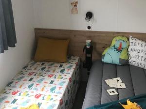 Postel nebo postele na pokoji v ubytování Mobil-home avec terrasse à Hyères - API-1-52-1038