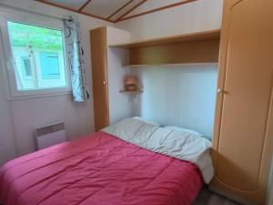 a small bedroom with a bed and a window at Chalet de 28m² pour 4 personnes avec terrasse - API-1-52-1035 in Garindein