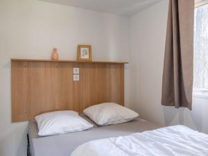 Ένα ή περισσότερα κρεβάτια σε δωμάτιο στο Mobil home confortable avec terrasse à Tréguennec - API-1-52-1036 +25 φωτογραφίες