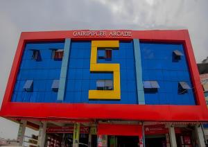 Sumeru Hotel and Lodge في Itahari: مبنى عليه الرقم f