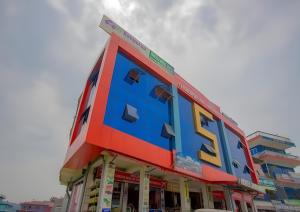 Sumeru Hotel and Lodge في Itahari: مبنى ملون عليه حرف s