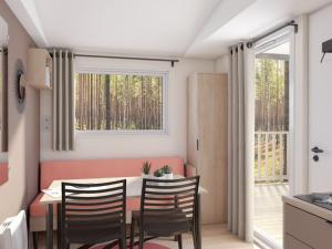 Mobile home avec Terrasse à Saint-Rome-de-Tarn - API-1-52-1049 في Saint-Rome-de-Tarn: مطبخ وغرفة طعام مع طاولة وكراسي