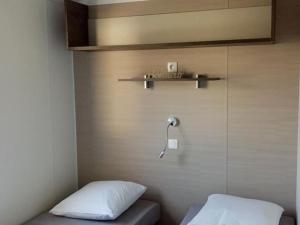 Ένα ή περισσότερα κρεβάτια σε δωμάτιο στο Mobil home confortable - 6 personnes - Tréguennec - API-1-52-1047 +28 φωτογραφίες