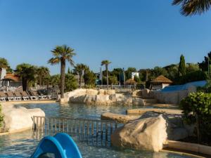 ein Pool mit Wasserrutsche in einem Resort in der Unterkunft Mobil Home Prestige avec Terrasse à Saint-Jean-de-Monts - API-1-52-1055 in Notre-Dame-de-Monts + 22 Fotos