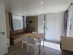 Χώρος καθιστικού στο Mobil home cozy de 29m² - Terrasse - Cuisine équipée - API-1-52-1061