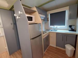 Η κουζίνα ή μικρή κουζίνα στο Chalet avec Terrasse - API-1-52-1064