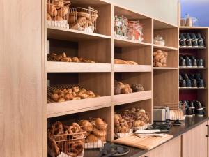 A kitchen or kitchenette at Mercure Hotel München Neuperlach Süd