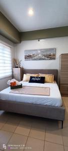 En eller flere senge i et værelse på Mamus Suite Escape Staycation + 2 billeder