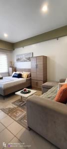 En eller flere senge i et værelse på Mamus Suite Escape Staycation