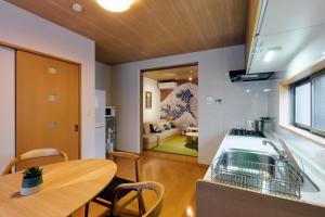 Kuchyň nebo kuchyňský kout v ubytování Oneness House Kumamoto2 熊本新町