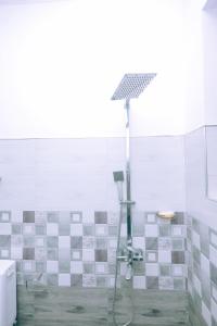 una ducha en un baño con lavabo y ducha en Hamilton View, en Negombo