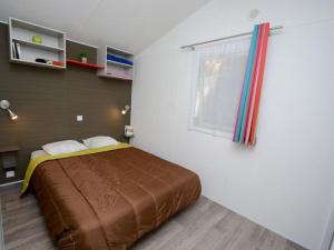 Кровать или кровати в номере Mobil-home 29m² avec terrasse et salon de jardin à Hyères - API-1-52-1118