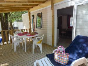 Гостиная зона в Mobil-home 29m² avec terrasse et salon de jardin à Hyères - API-1-52-1118