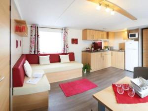 Кухня или мини-кухня в Mobil-home avec Terrasse à Hyères - 30m² pour 4 personnes - API-1-52-1076
