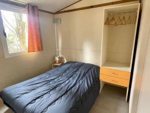 1 dormitorio pequeño con 1 cama y armario en Chalet de 26m² avec Terrasse pour 4 Personnes - API-1-52-1070, en Belloc 28 fotos más