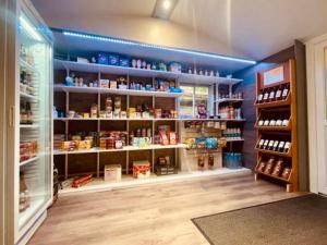 un pasillo de tiendas con un montón de productos en estanterías en Chalet de 26m² avec Terrasse pour 4 Personnes - API-1-52-1070, en Belloc