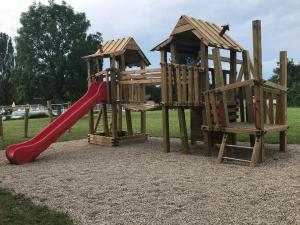 Herní místnost nebo prostor pro děti v ubytování Mobil home charmant avec terrasse, 4 personnes - API-1-52-1073 + 28 fotografií