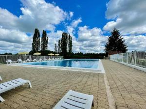 Bazén v ubytování Mobil home charmant avec terrasse, 4 personnes - API-1-52-1073 nebo v jeho okolí