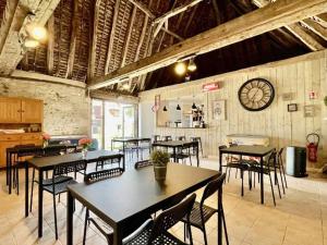 Restaurace v ubytování Mobil home charmant avec terrasse, 4 personnes - API-1-52-1073