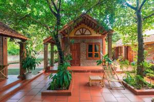 una pequeña casa en medio de un jardín en TAM FAMILY HOMESTAY and RESTAURANT, en Ninh Binh