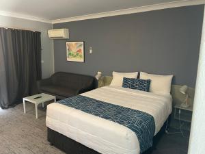 Ένα ή περισσότερα κρεβάτια σε δωμάτιο στο Parkway Motel