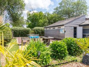 Κήπος έξω από το Mobil-home confortable avec terrasse à Tréguennec - API-1-52-1084