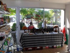 Et supermarked eller andre butikker på campingpladsen eller i nærheden