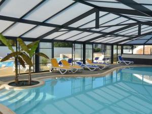 Swimmingpoolen hos eller tæt på Mobil-home confortable avec terrasse à Saint-Lunaire - API-1-52-1090