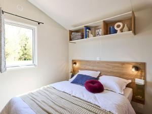 Кровать или кровати в номере Mobil home confortable avec terrasse à Hyères - API-1-52-1092