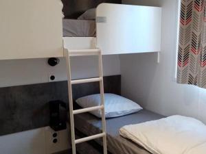 Ένα ή περισσότερα κρεβάτια σε δωμάτιο στο Mobil-home confortable avec terrasse à Tréguennec - API-1-52-1091 +27 φωτογραφίες