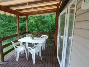 Un balcón o terraza en Mobil home avec terrasse à Mauléon-Licharre - API-1-52-1096