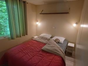 Una cama o camas en una habitación de Mobil home avec terrasse à Mauléon-Licharre - API-1-52-1096