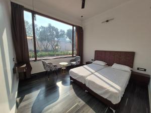 Un pat sau paturi într-o cameră la R Rama and R Rajendra Hotel and Banquet Lawn