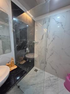 O baie la R Rama and R Rajendra Hotel and Banquet Lawn