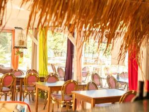 Restaurace v ubytování Cottage confort avec terrasse pour 4 personnes à Piriac-sur-Mer - API-1-52-1098