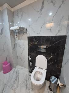 O baie la R Rama and R Rajendra Hotel and Banquet Lawn +3 fotografii