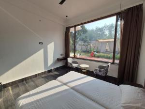 Un pat sau paturi într-o cameră la R Rama and R Rajendra Hotel and Banquet Lawn