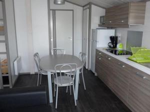 Η κουζίνα ή μικρή κουζίνα στο Chalet - Terrasse - API-1-52-1110