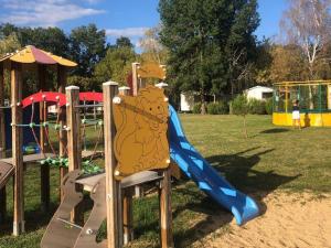 un parco giochi con uno scivolo in un parco di Mobil home confortable avec terrasse - API-1-52-1115 a Luynes