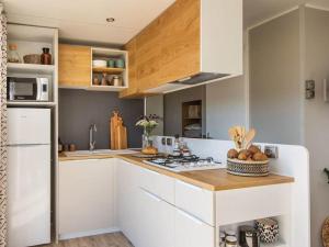 Køkken eller tekøkken på Mobil-home confortable avec terrasse à Saint-Jean-de-Monts - API-1-52-1117