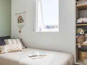 En eller flere senge i et værelse på Mobil-home confortable avec terrasse à Saint-Jean-de-Monts - API-1-52-1117 + 19 billeder