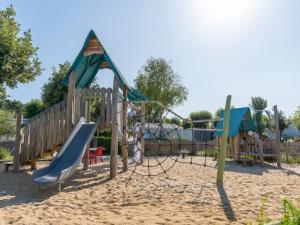 Legeområdet for børn på Mobil-home confortable avec terrasse à Saint-Jean-de-Monts - API-1-52-1117